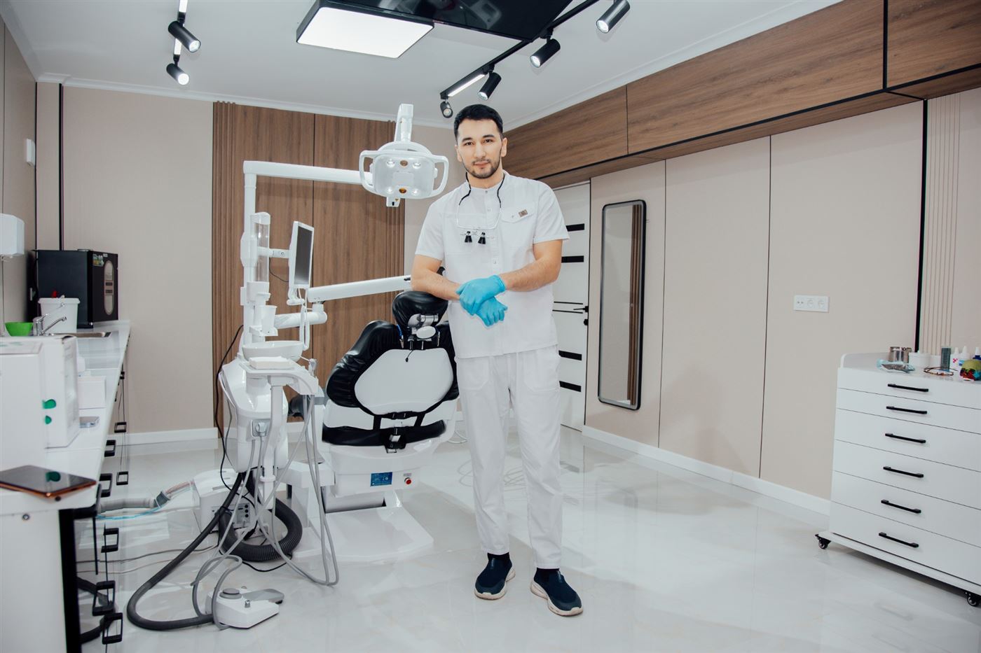 Врач в кабинете клиники STATUS Dental Center